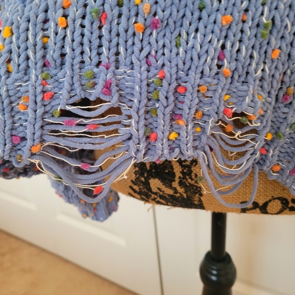 💙 POL Distressed Sweater - Picture 5 of 6